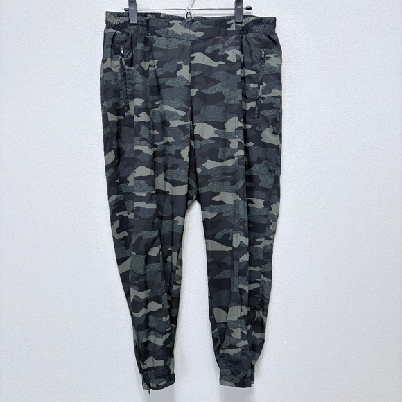 Old Navy Active Stretchtech Joggers - Green Camo, XL - Picture 1 of 5